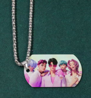 Collier Saja Boys – Plaque Métallique K-pop Édition Limitée